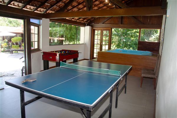 Salão de jogos com mesa de pingue-pongue