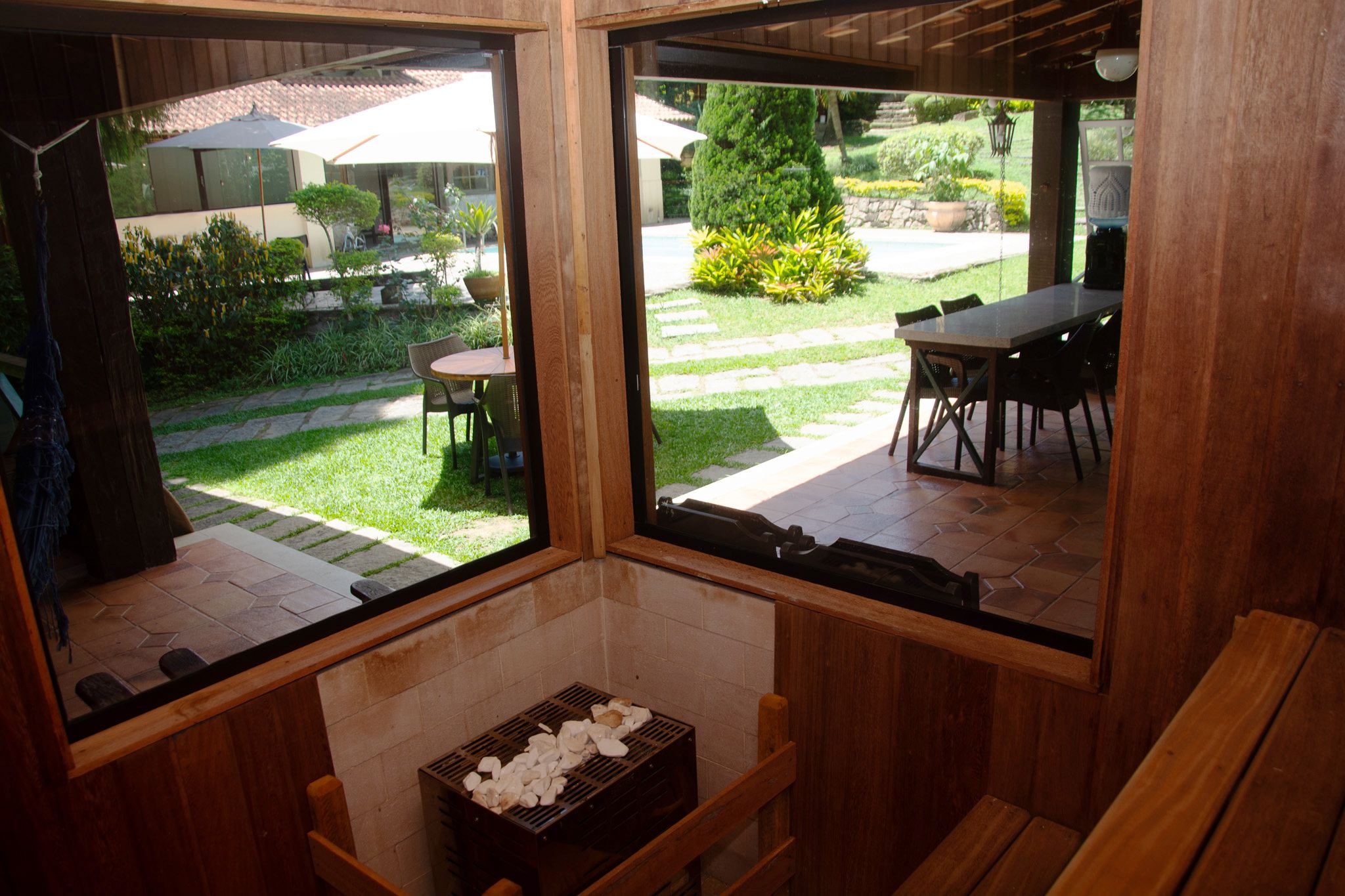 Sauna de madeira com vista para o jardim